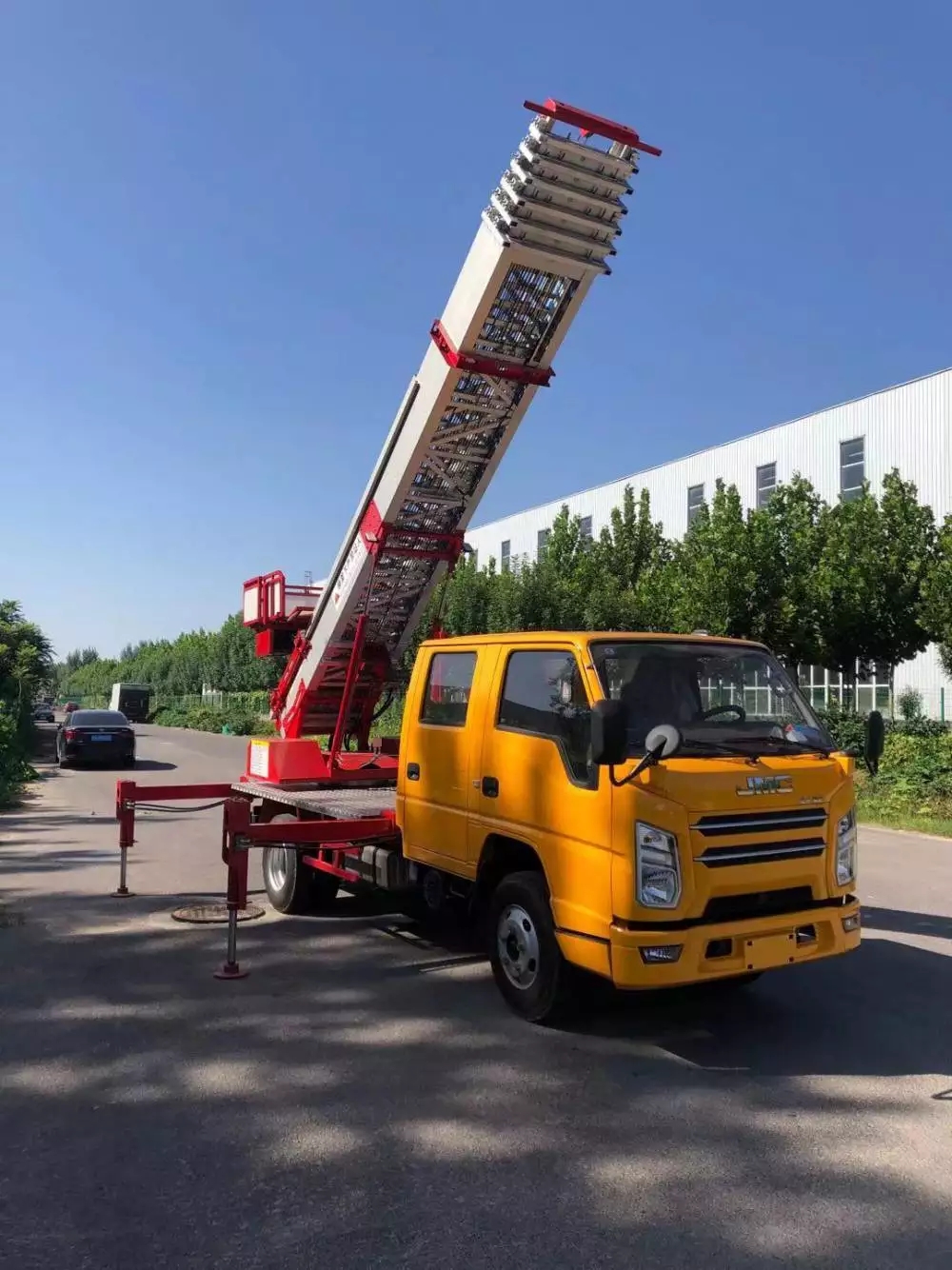 海珠附近的云梯车出租服务：轻松解决高空作业需求